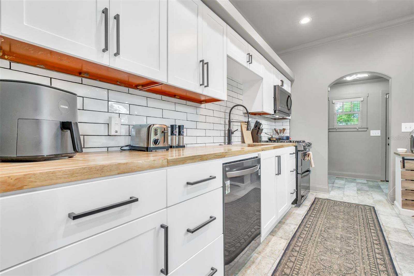 Listing photo id 9 for 4102 Branch Avenue