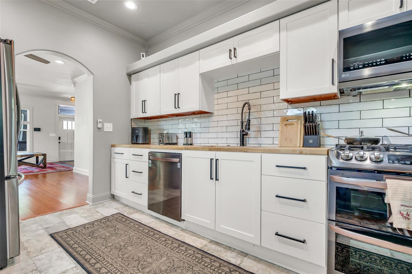 Listing photo id 11 for 4102 Branch Avenue