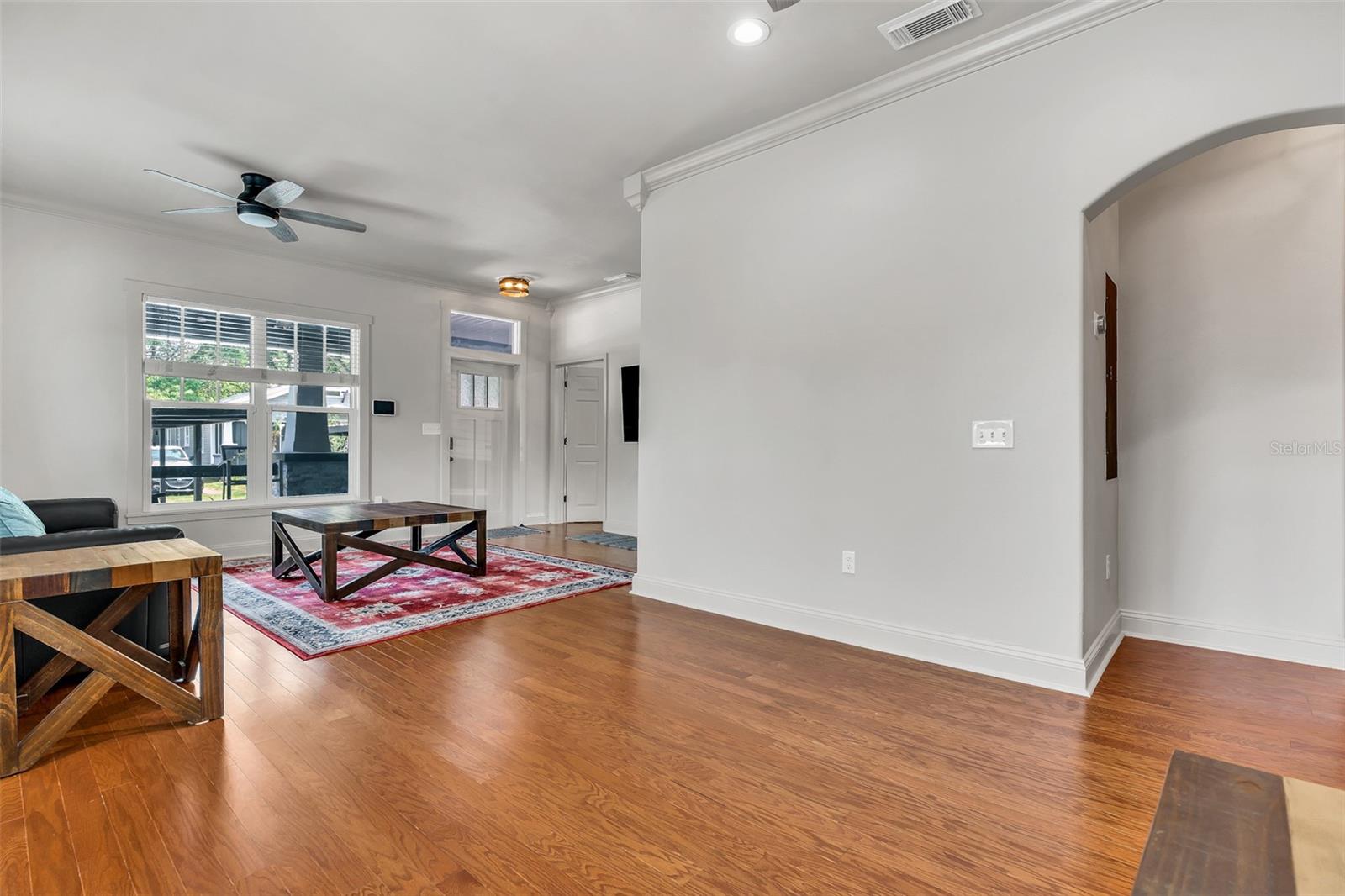 Listing photo id 4 for 4102 Branch Avenue