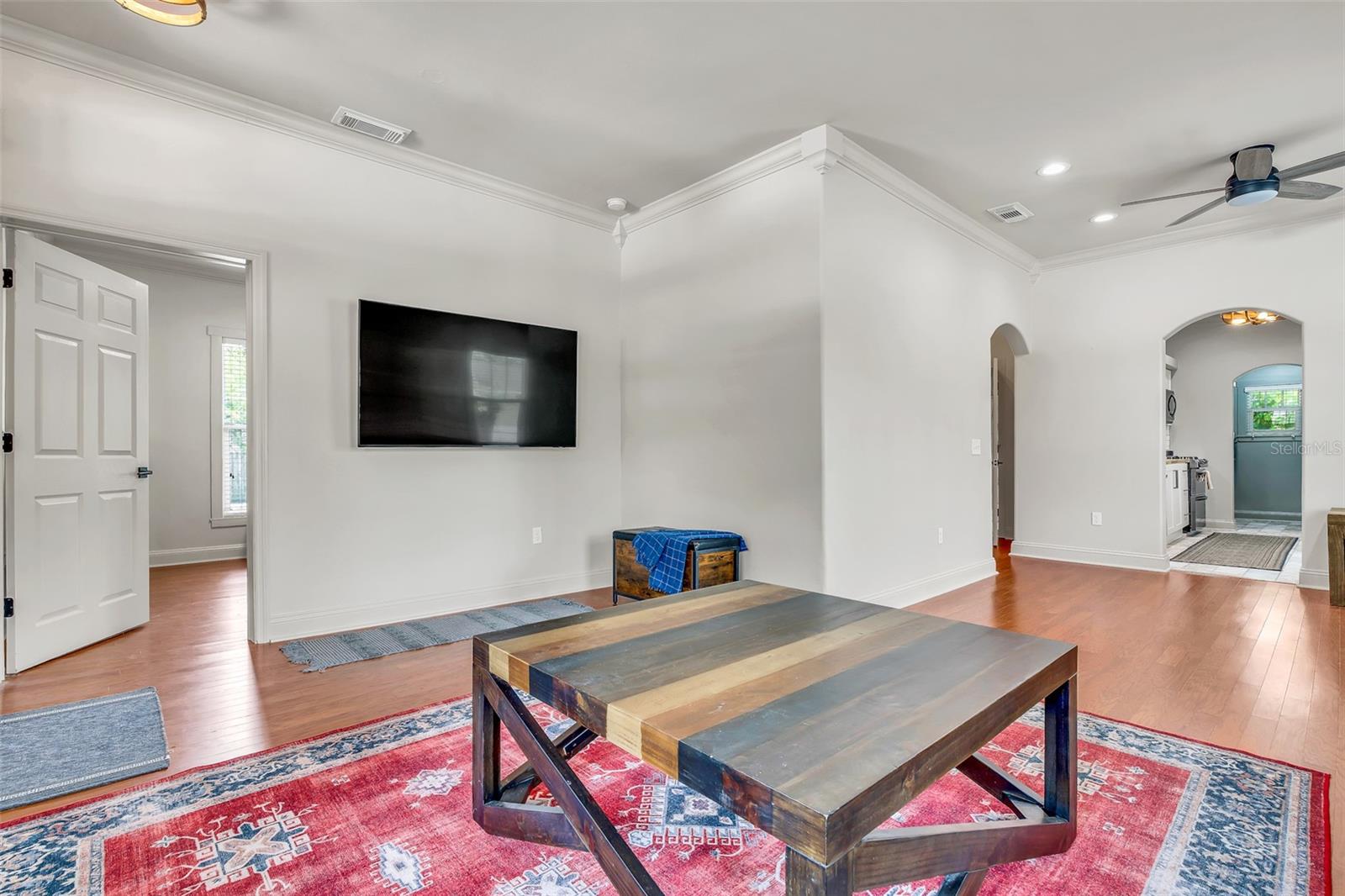 Listing photo id 6 for 4102 Branch Avenue