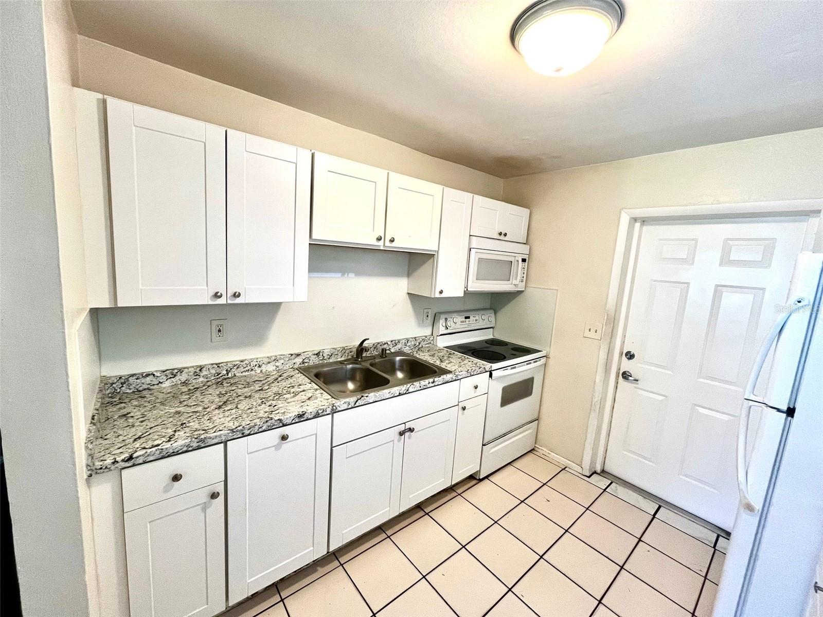 Image 2 of 9 For 714 5th Avenue Ne A