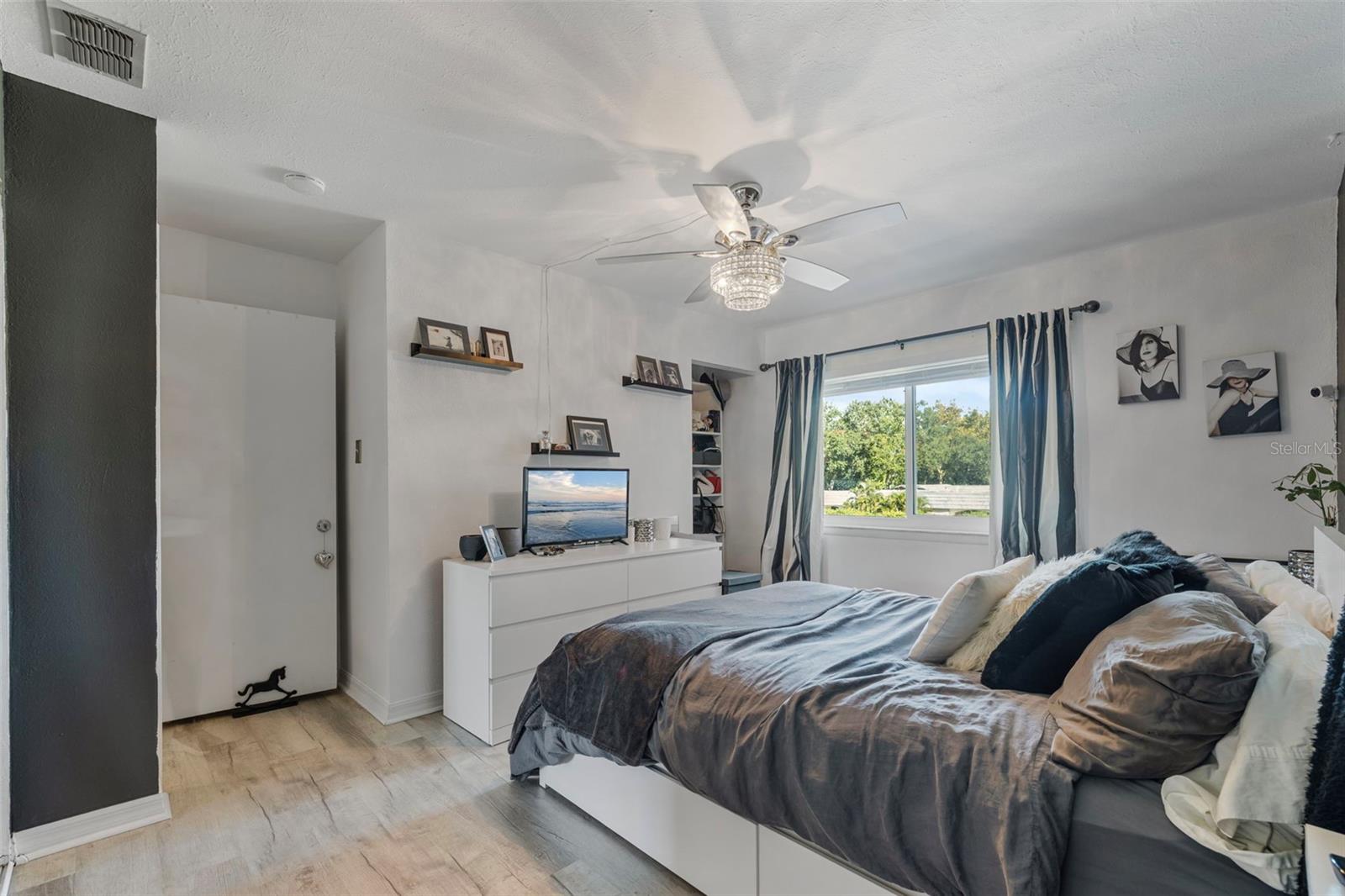 Image 21 of 36 For 1575 Greenlea Drive 6