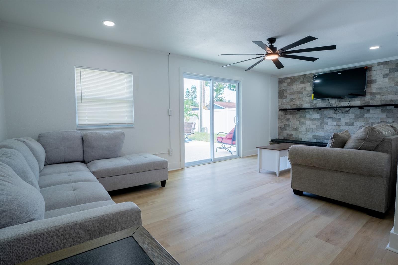 Image 5 of 27 For 11815 88th Avenue