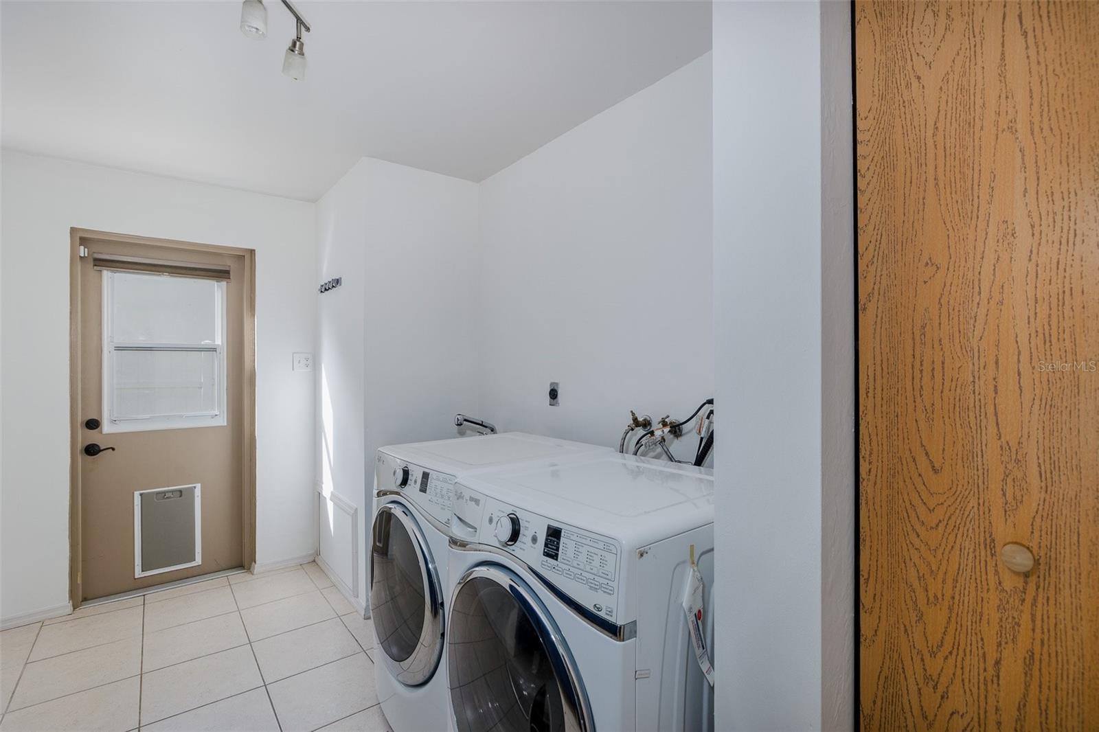 Image 40 of 74 For 2568 Redwood Way