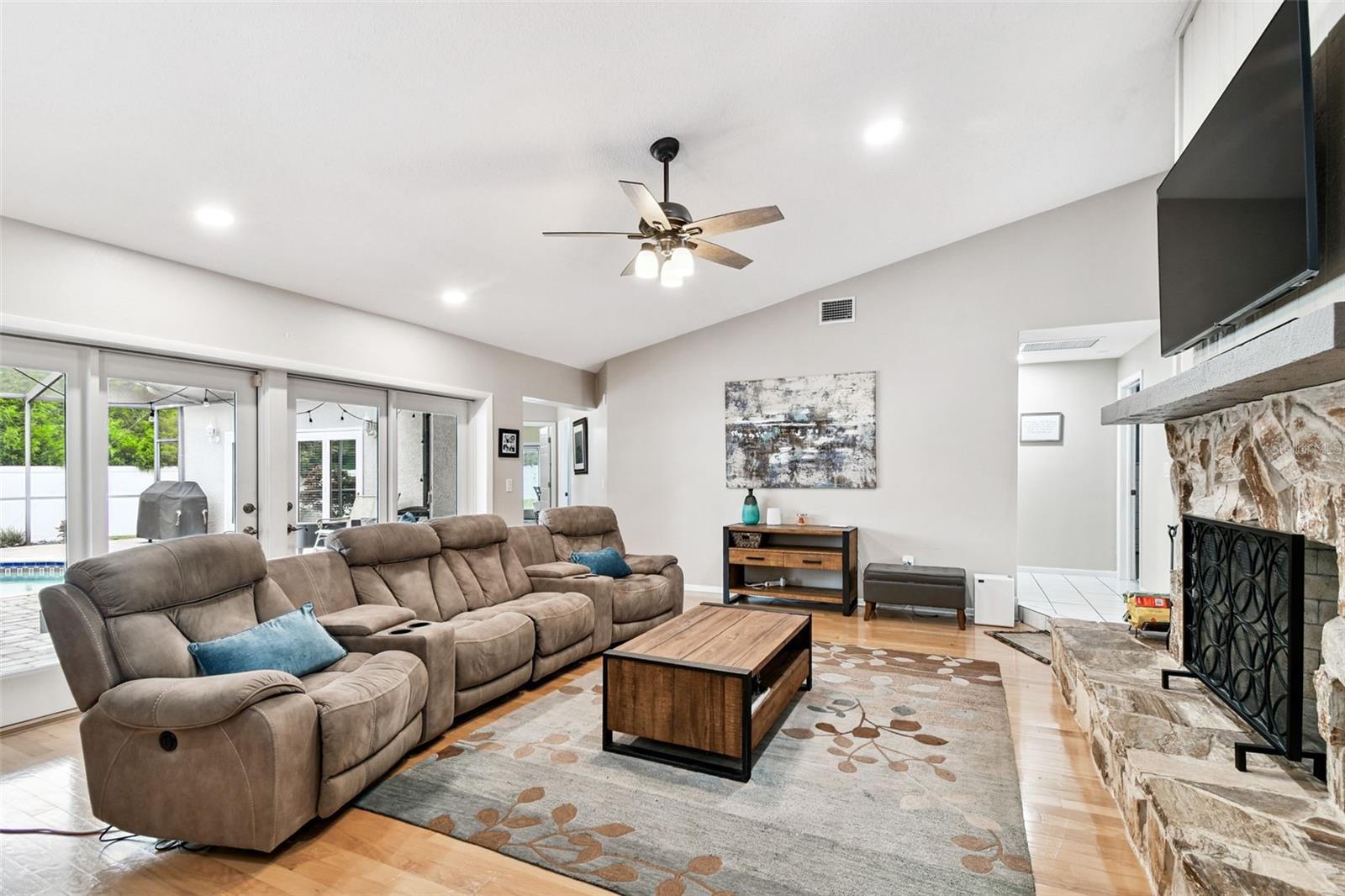 Listing photo id 3 for 40 Citrus Court