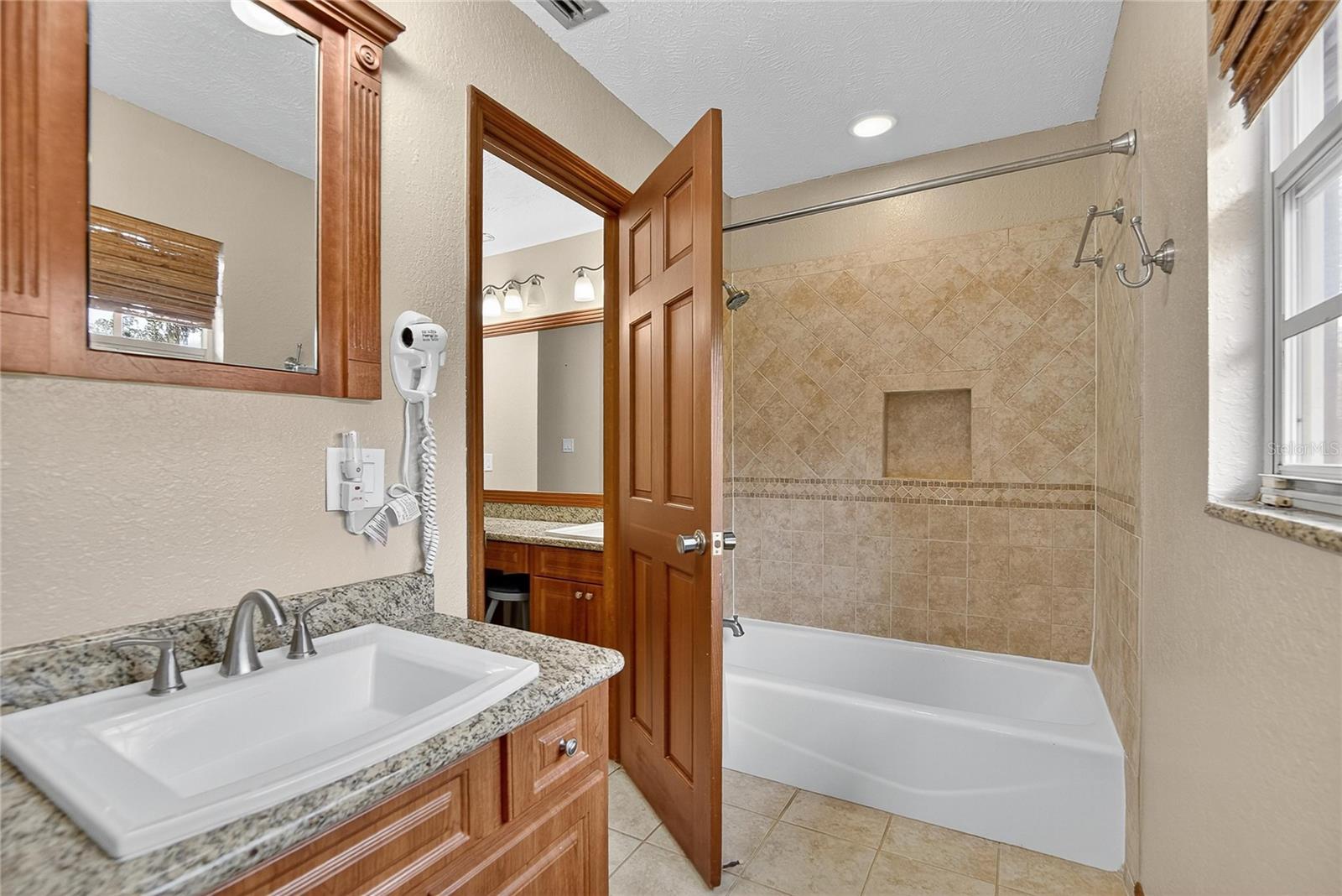 Listing photo id 8 for 1502 Azalea Street