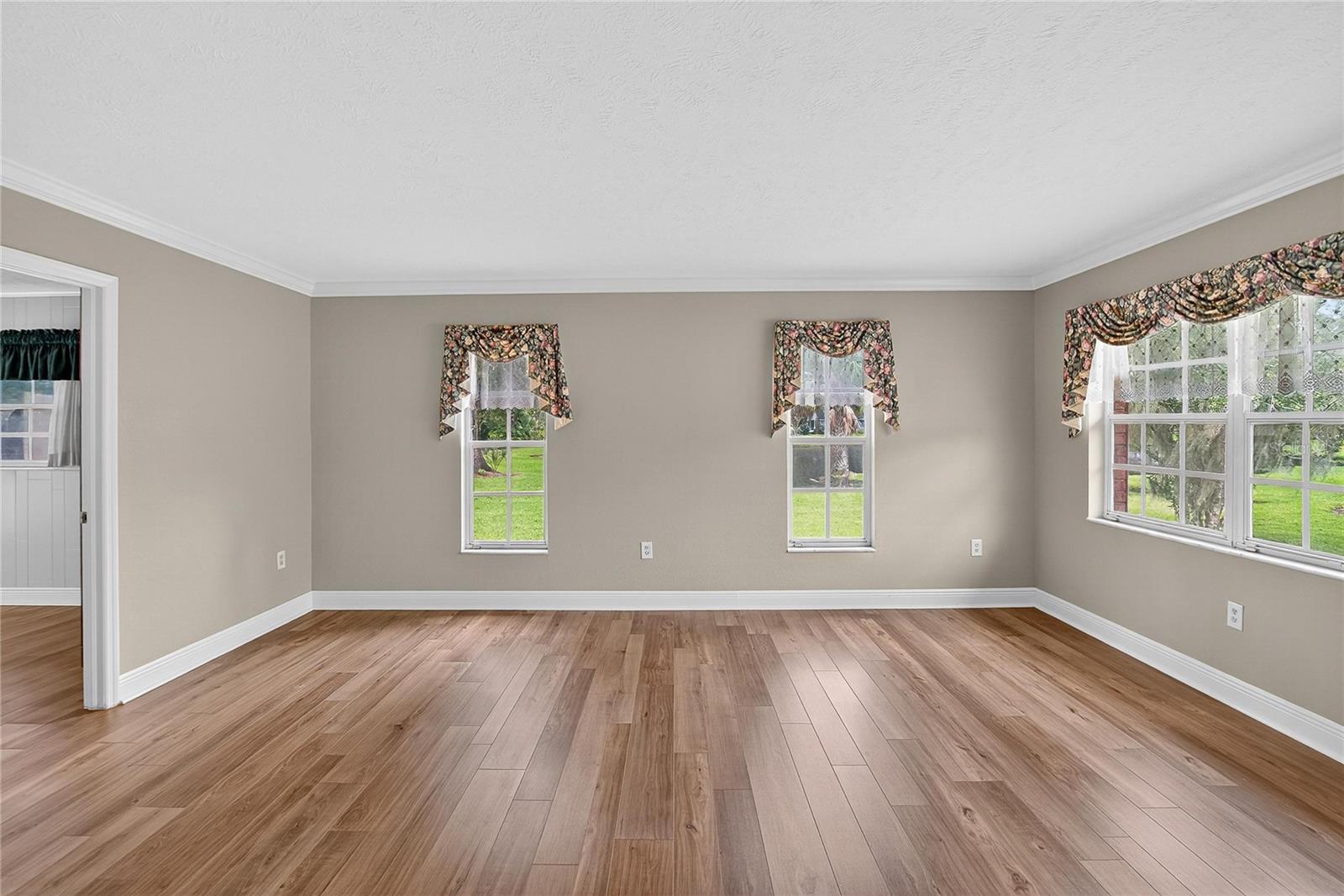 Listing photo id 10 for 1502 Azalea Street