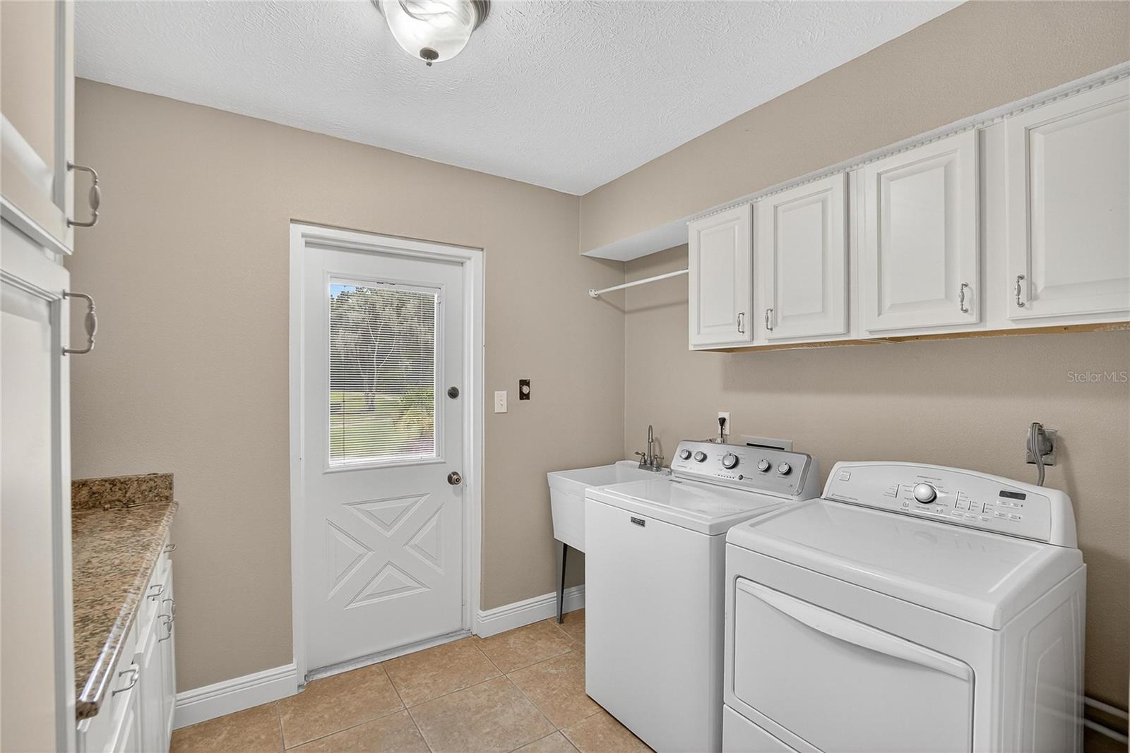 Listing photo id 24 for 1502 Azalea Street
