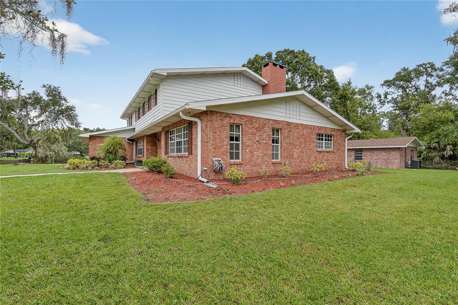 Listing photo id 6 for 1502 Azalea Street