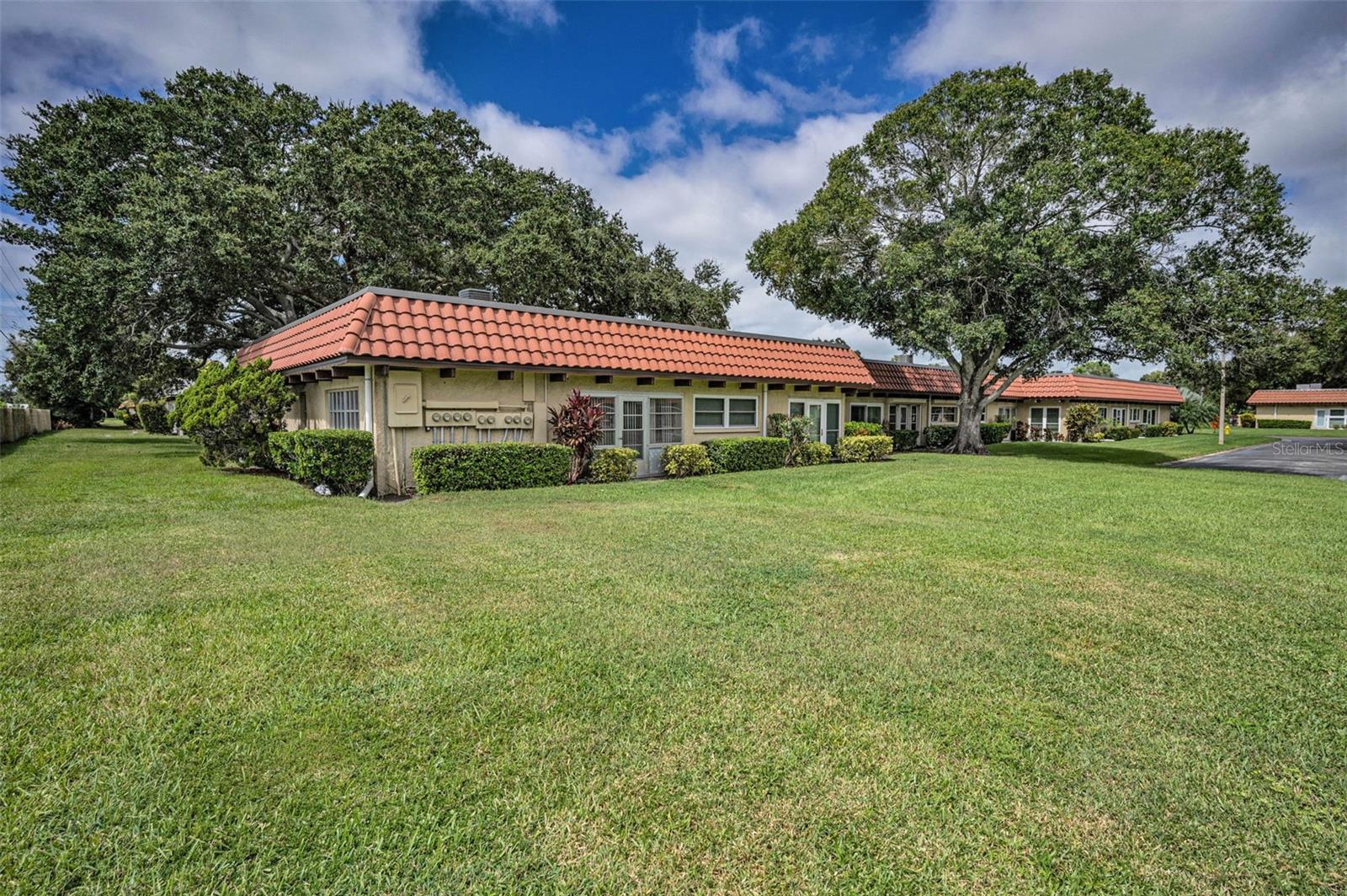 Listing photo id 33 for 1701 Pinehurst Road 9-h