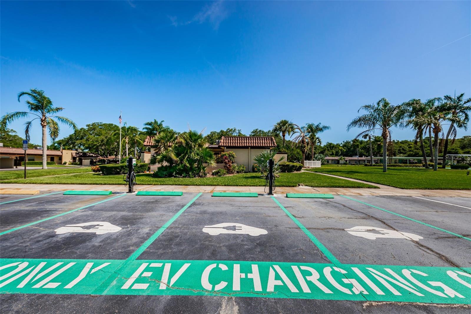 Listing photo id 60 for 1701 Pinehurst Road 9-h