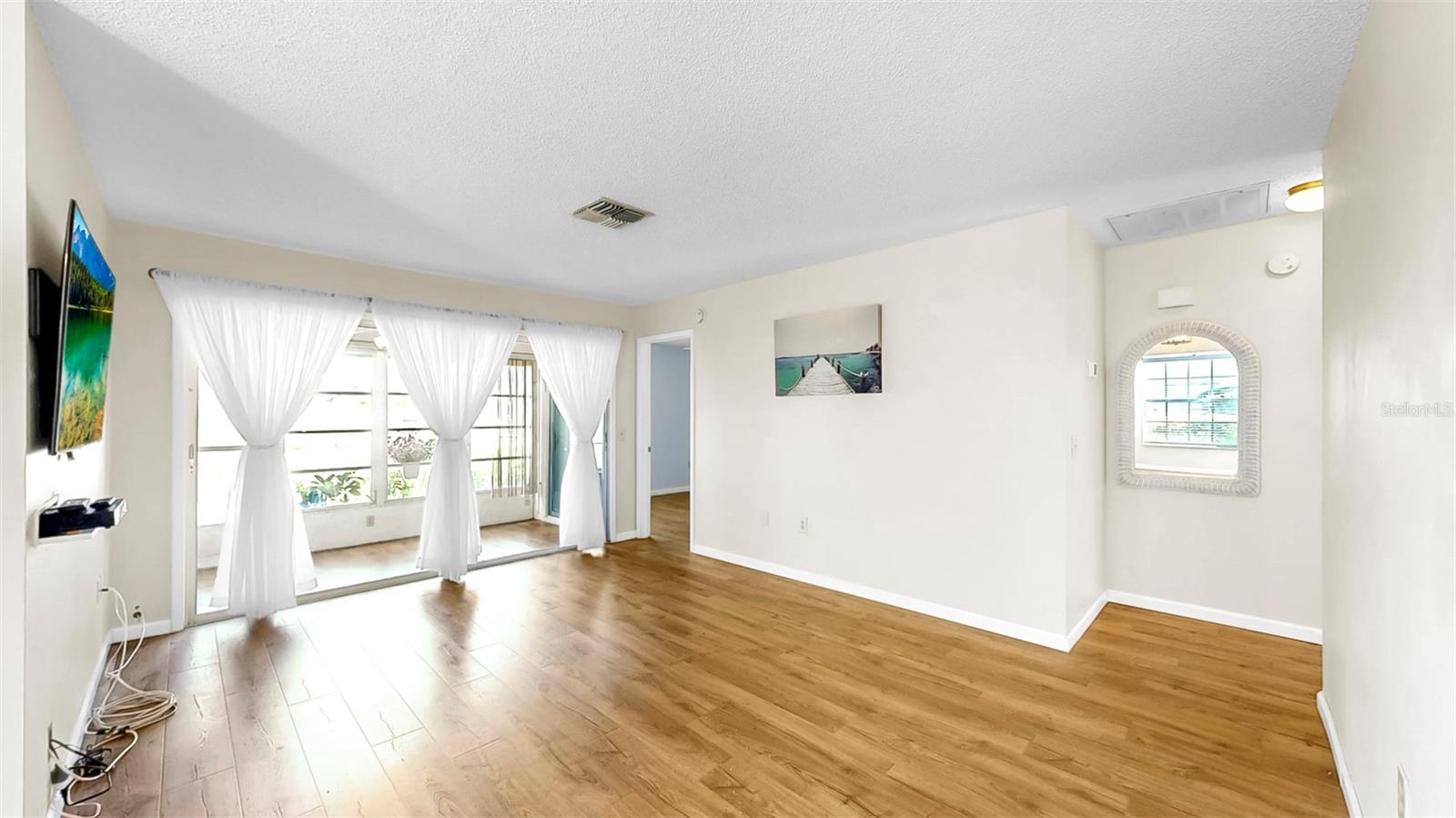 Listing photo id 3 for 4851 Leyte Court