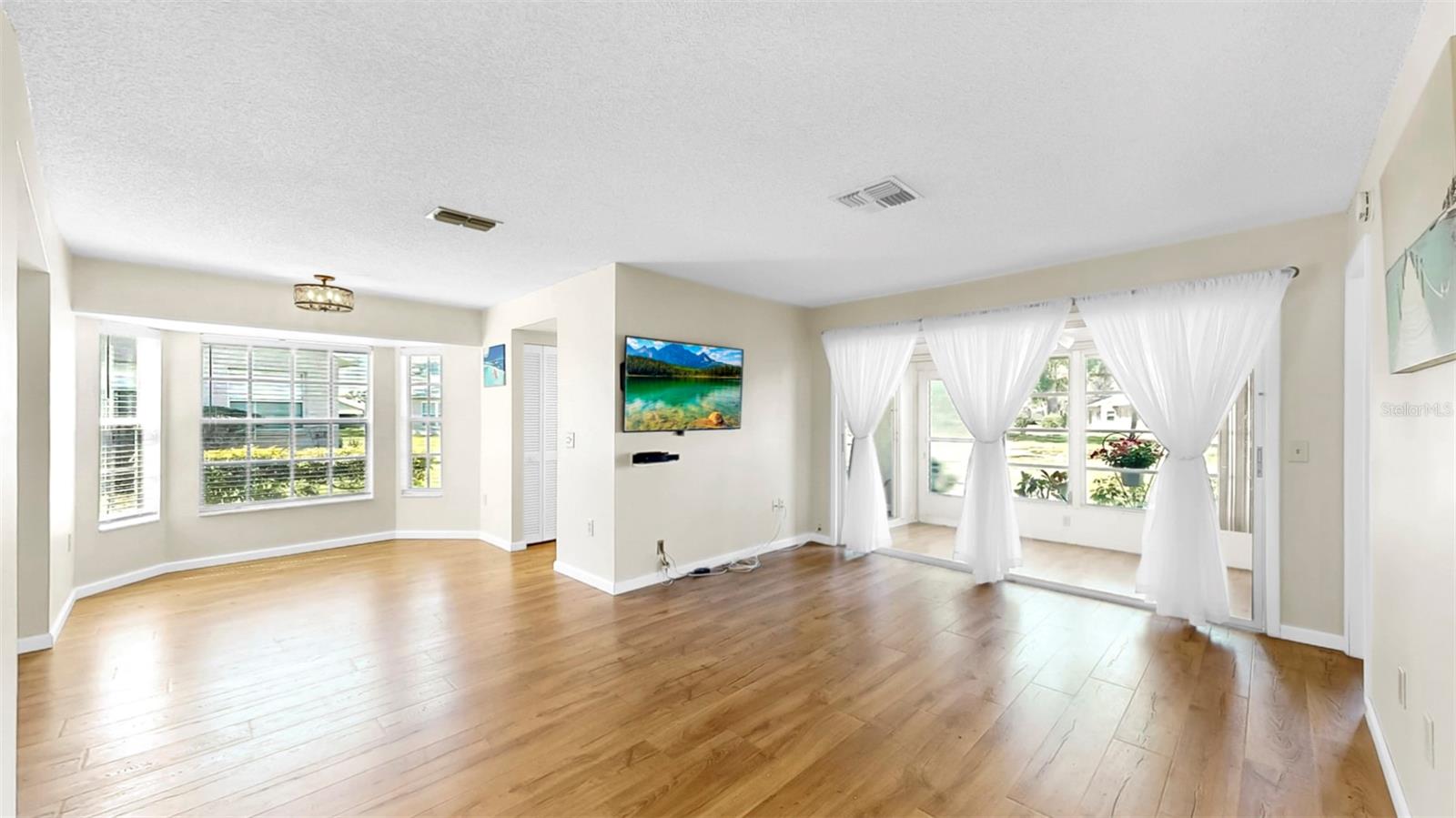 Listing photo id 4 for 4851 Leyte Court