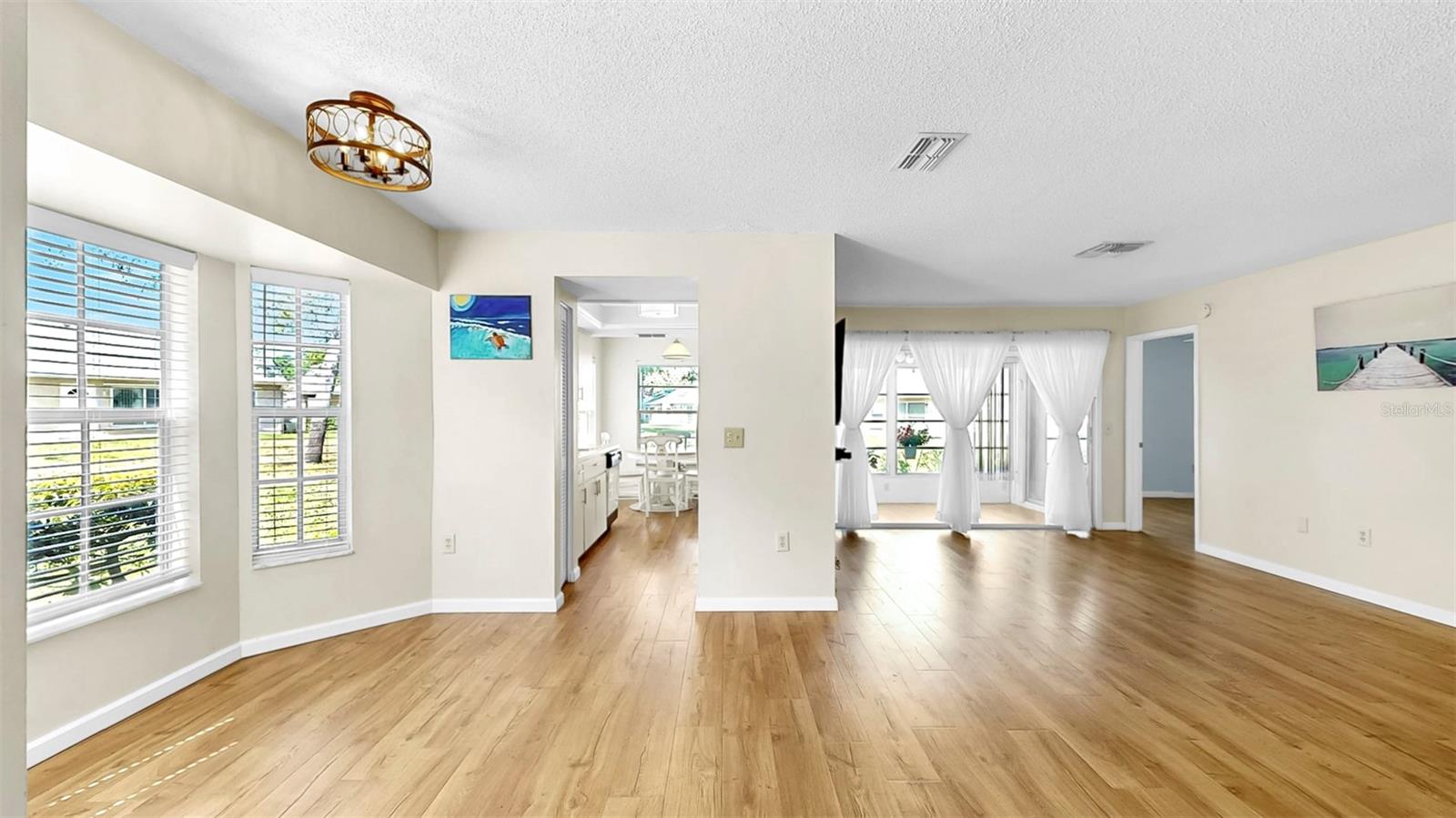 Listing photo id 6 for 4851 Leyte Court