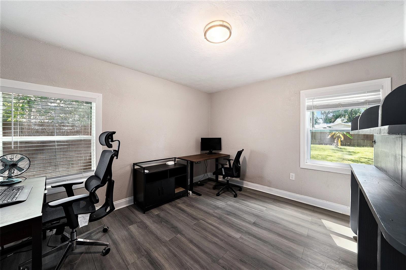Listing photo id 12 for 1209 Flora Street