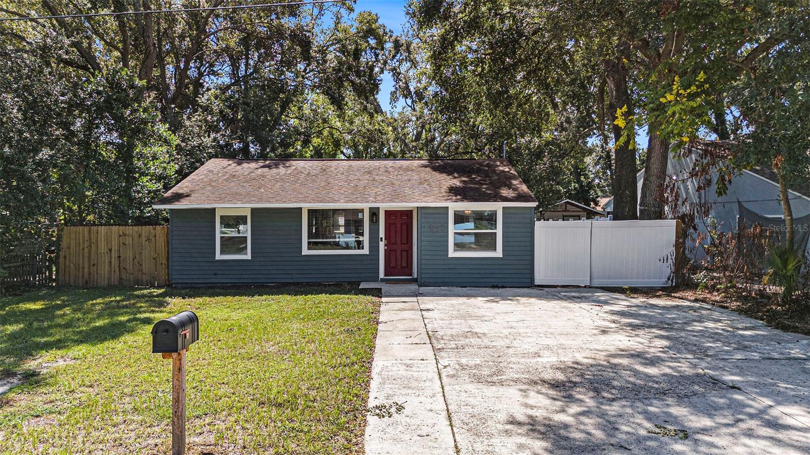 Listing photo id 15 for 1209 Flora Street