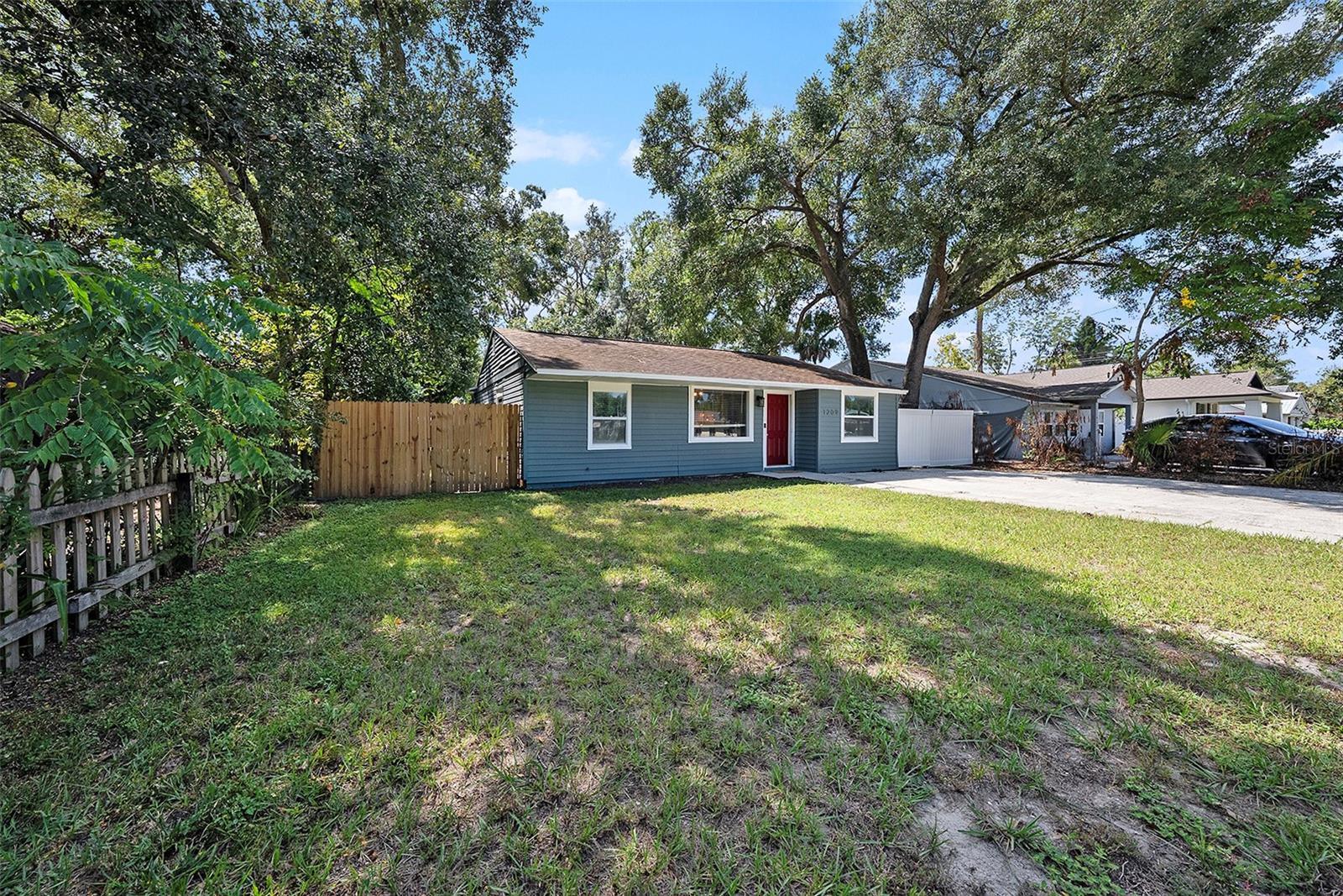 Listing photo id 16 for 1209 Flora Street