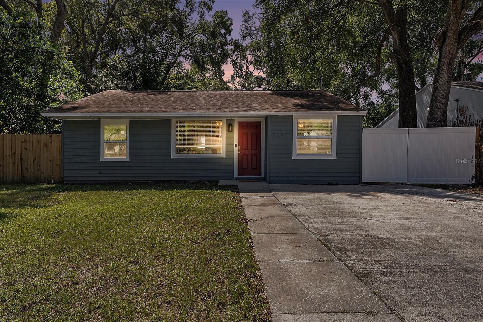 Listing photo id 0 for 1209 Flora Street