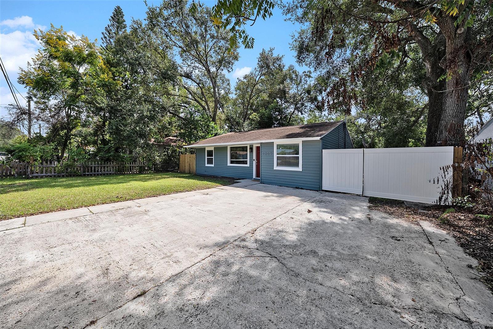 Listing photo id 19 for 1209 Flora Street