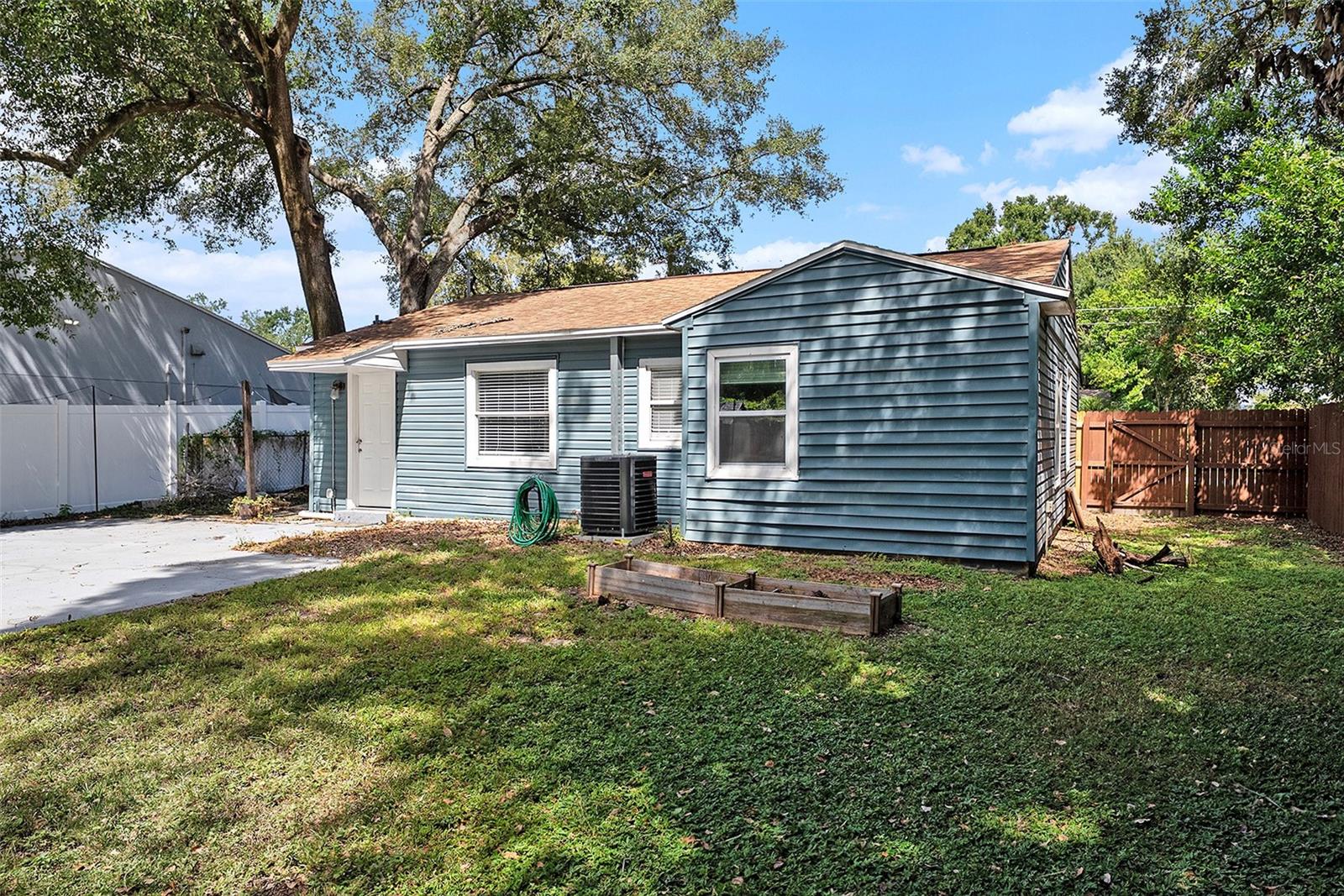 Listing photo id 20 for 1209 Flora Street