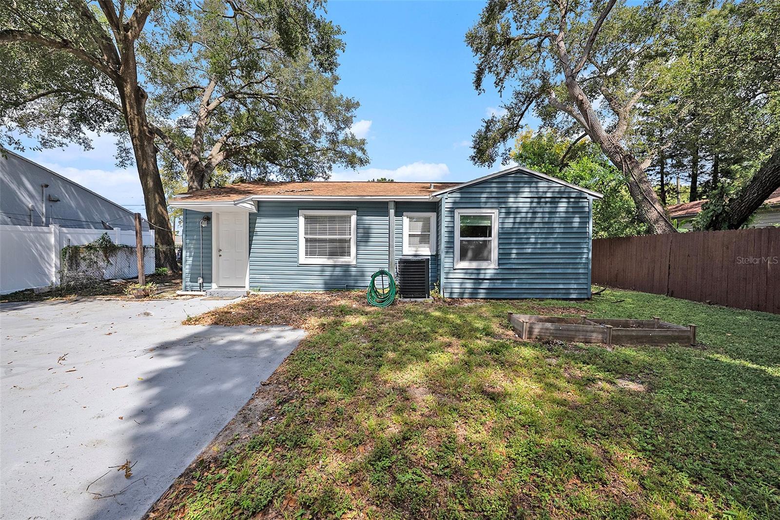 Listing photo id 21 for 1209 Flora Street