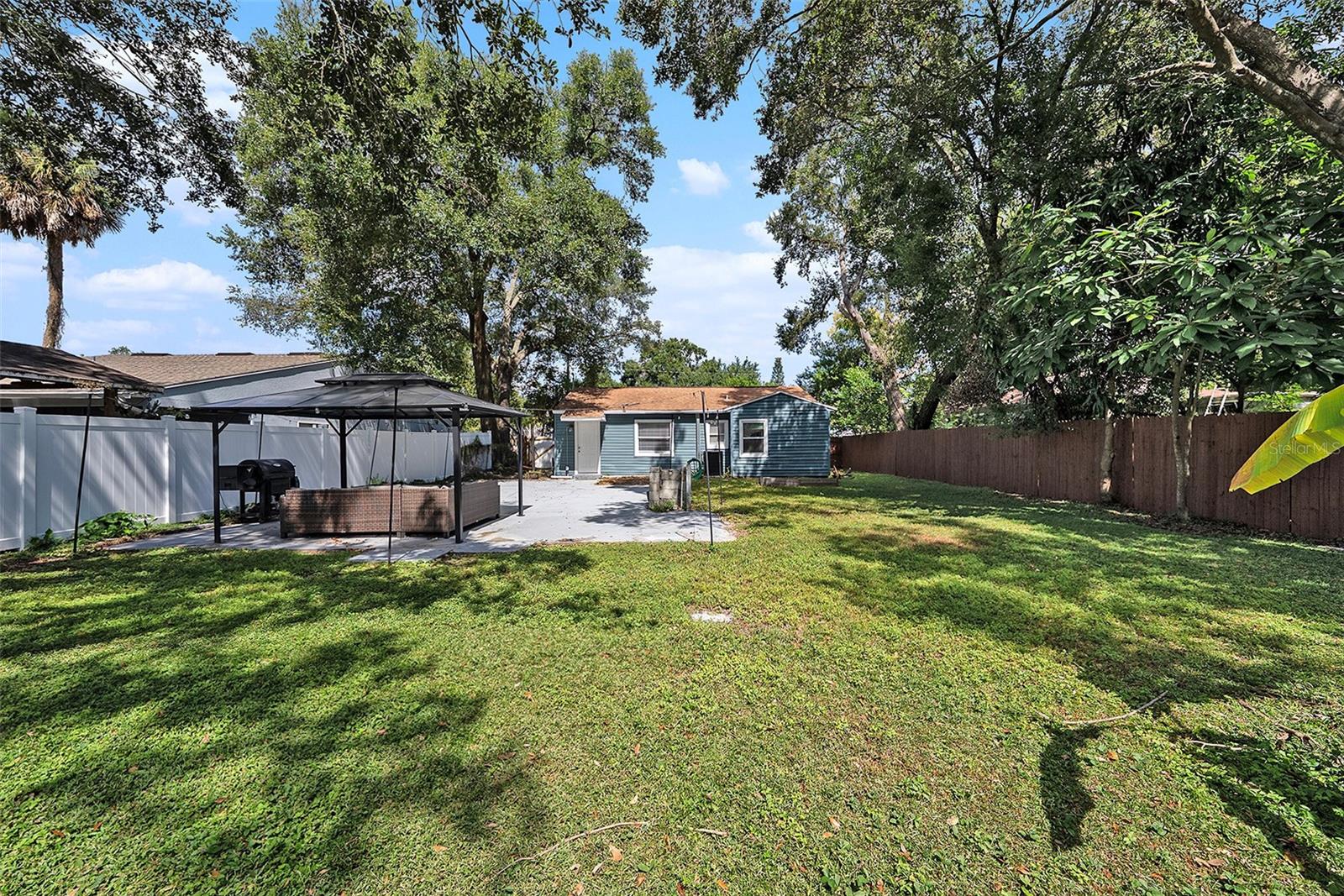 Listing photo id 23 for 1209 Flora Street