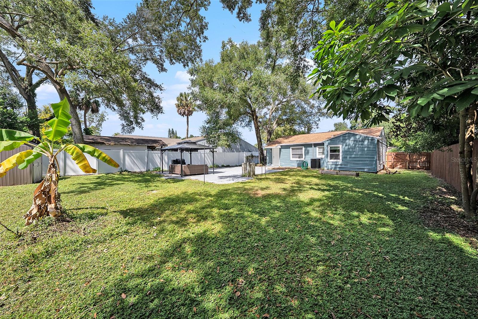 Listing photo id 25 for 1209 Flora Street