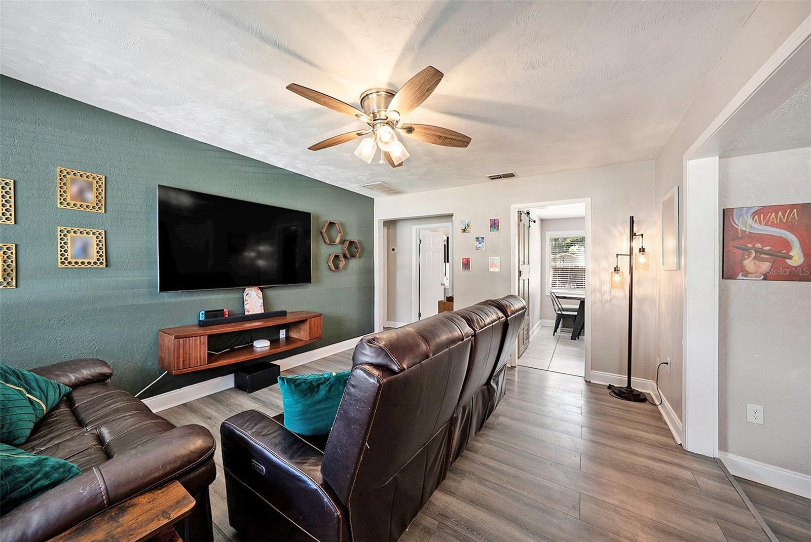 Listing photo id 3 for 1209 Flora Street