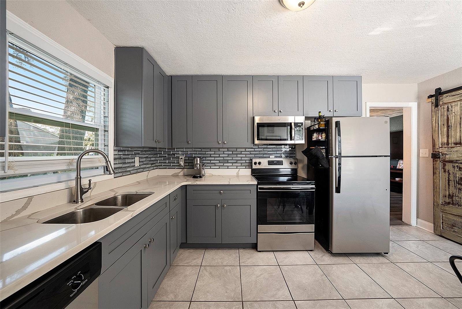 Listing photo id 4 for 1209 Flora Street