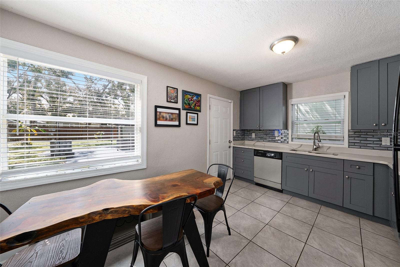 Listing photo id 5 for 1209 Flora Street