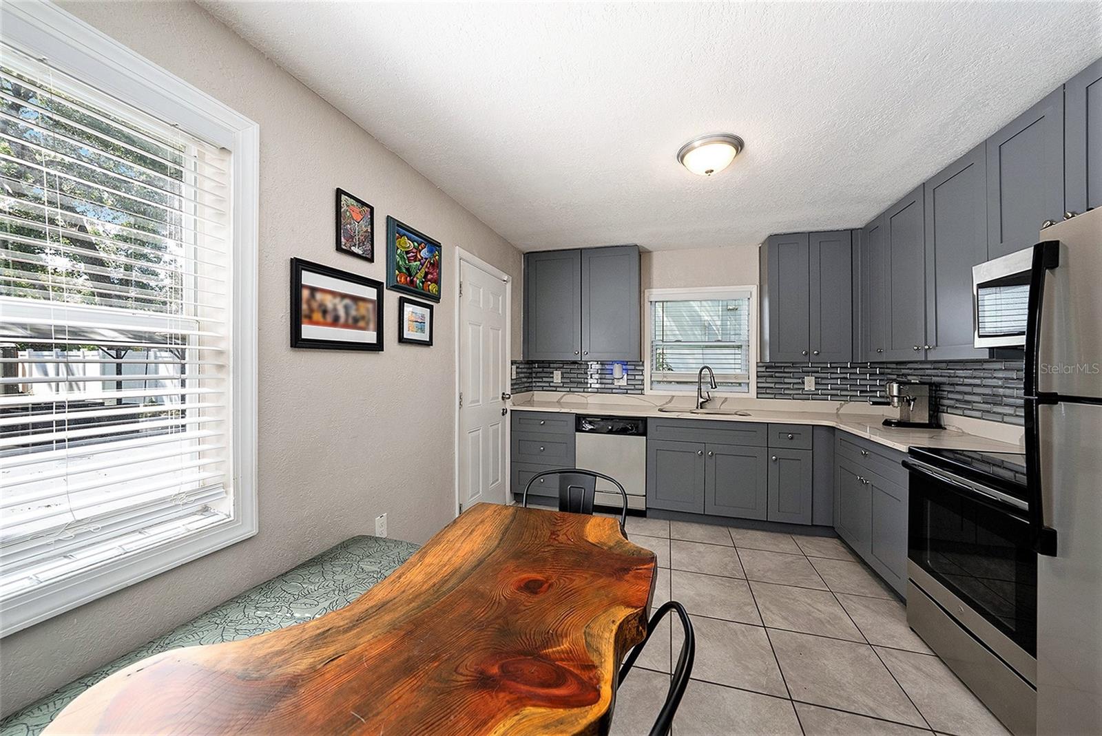 Listing photo id 7 for 1209 Flora Street