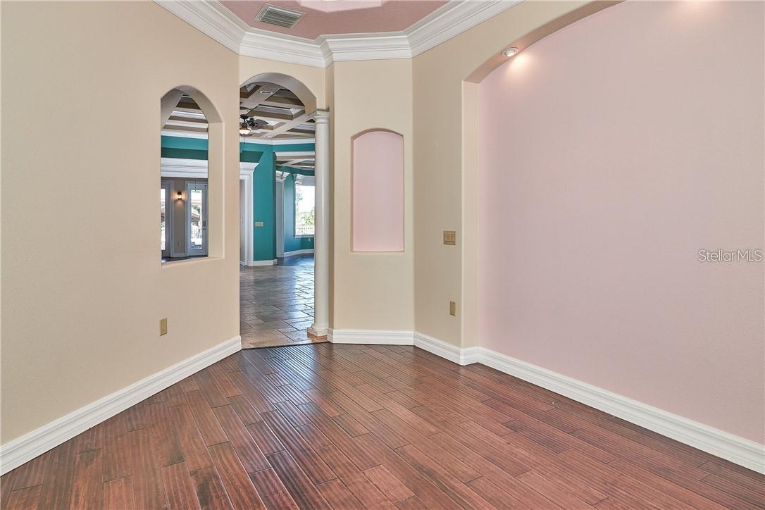 Listing photo id 10 for 531 Treviso Drive