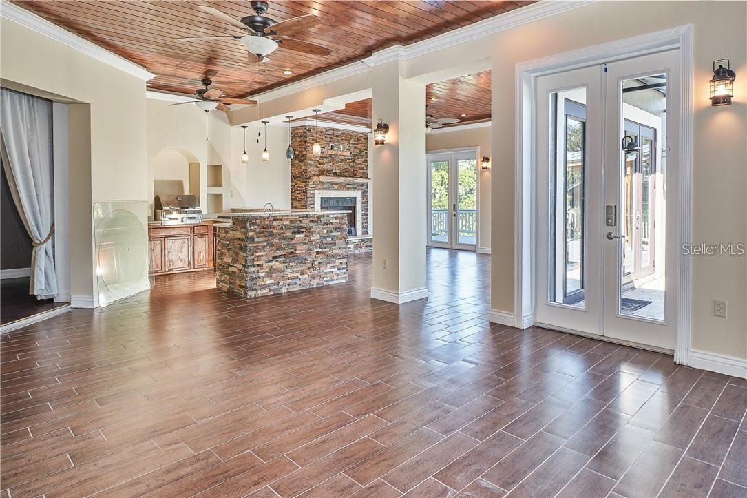 Listing photo id 11 for 531 Treviso Drive