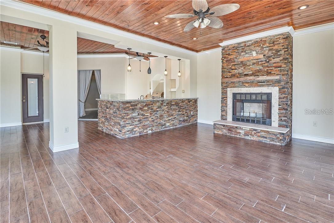 Listing photo id 13 for 531 Treviso Drive