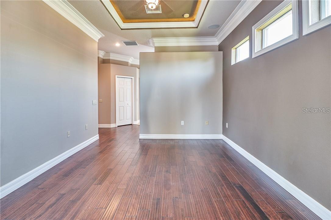 Listing photo id 14 for 531 Treviso Drive