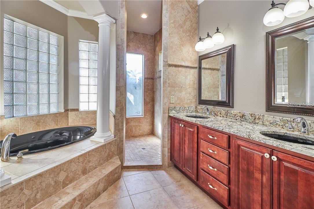 Listing photo id 16 for 531 Treviso Drive