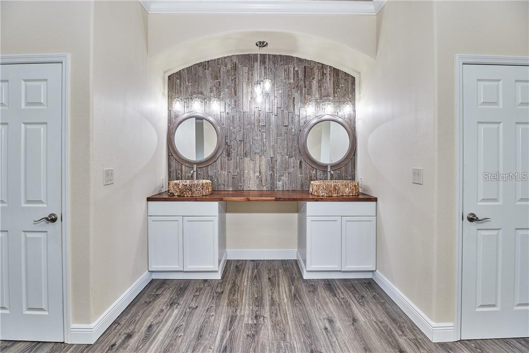 Listing photo id 26 for 531 Treviso Drive