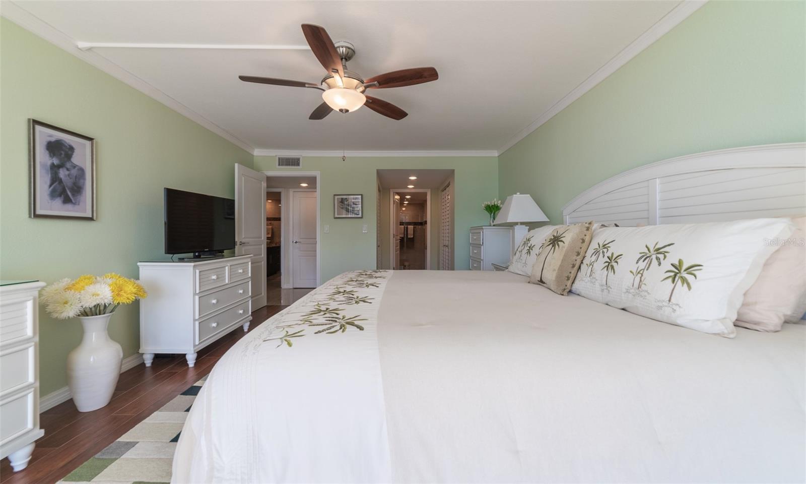 Image 30 of 52 For 1460 Gulf Boulevard 811