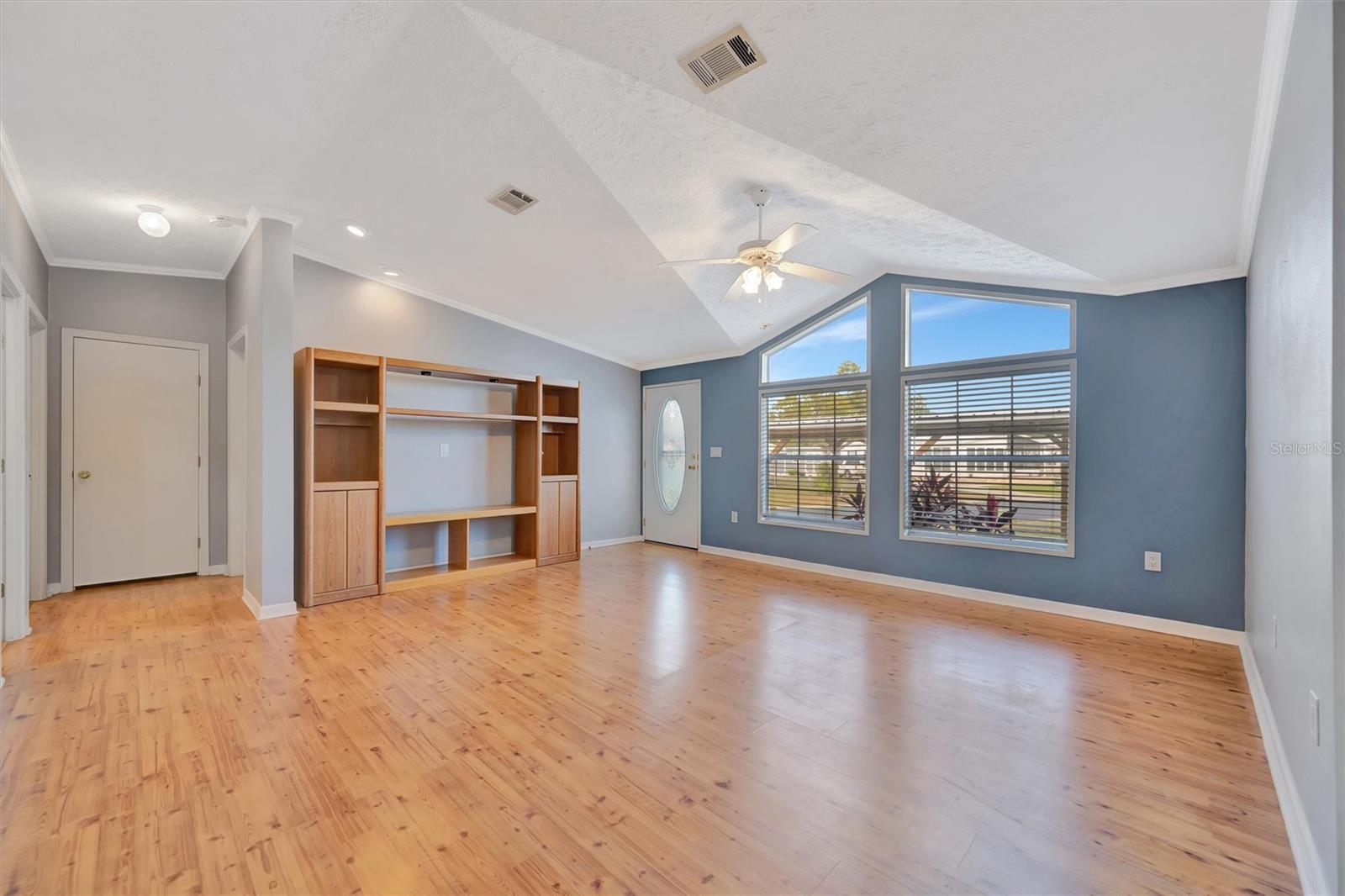 Image 14 of 73 For 142 Saint Thomas Circle