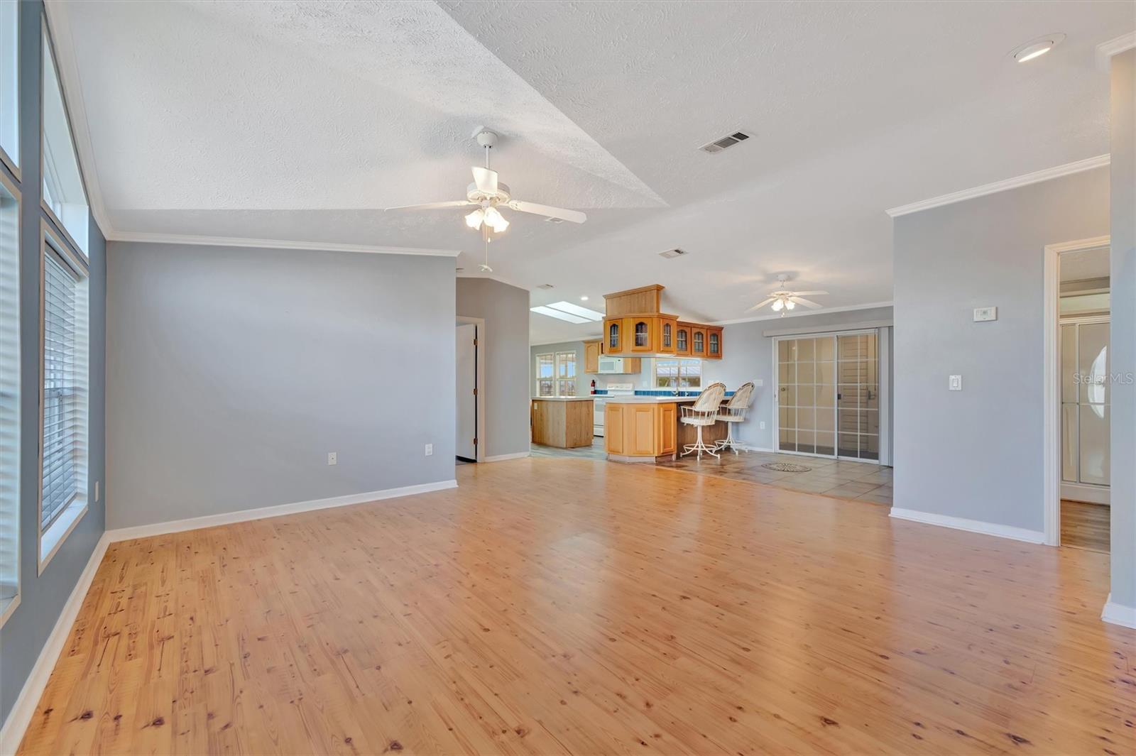 Image 16 of 73 For 142 Saint Thomas Circle