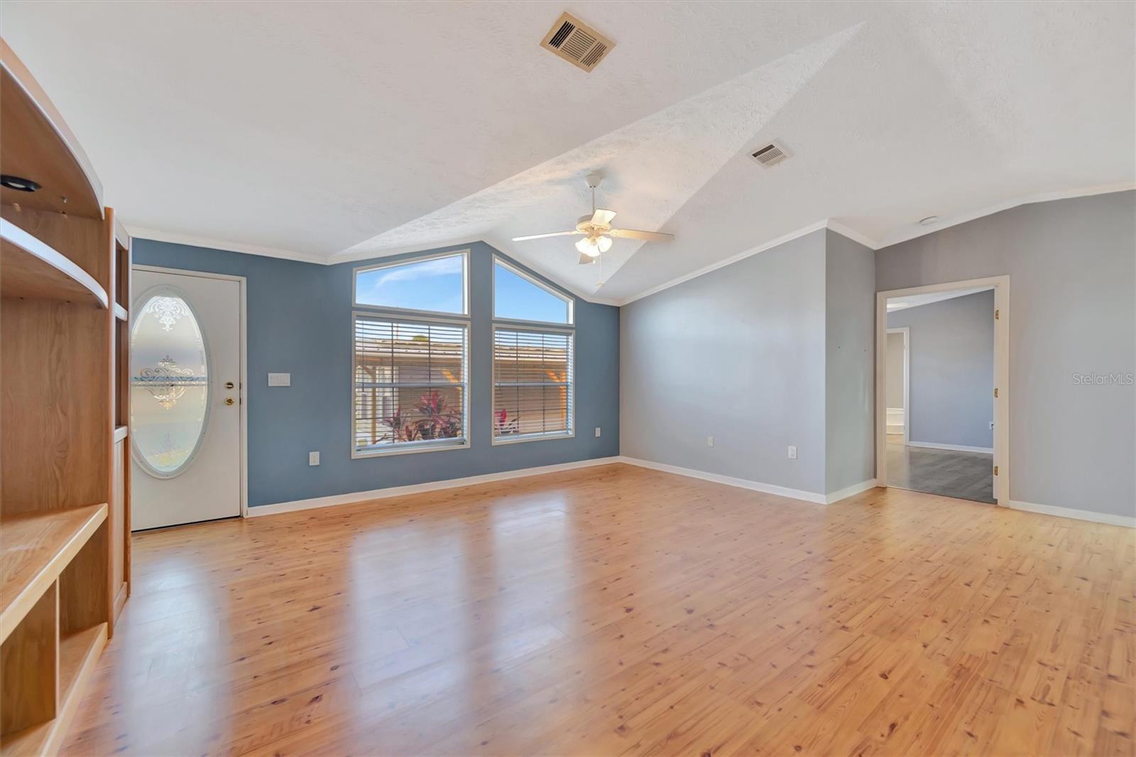 Image 17 of 73 For 142 Saint Thomas Circle