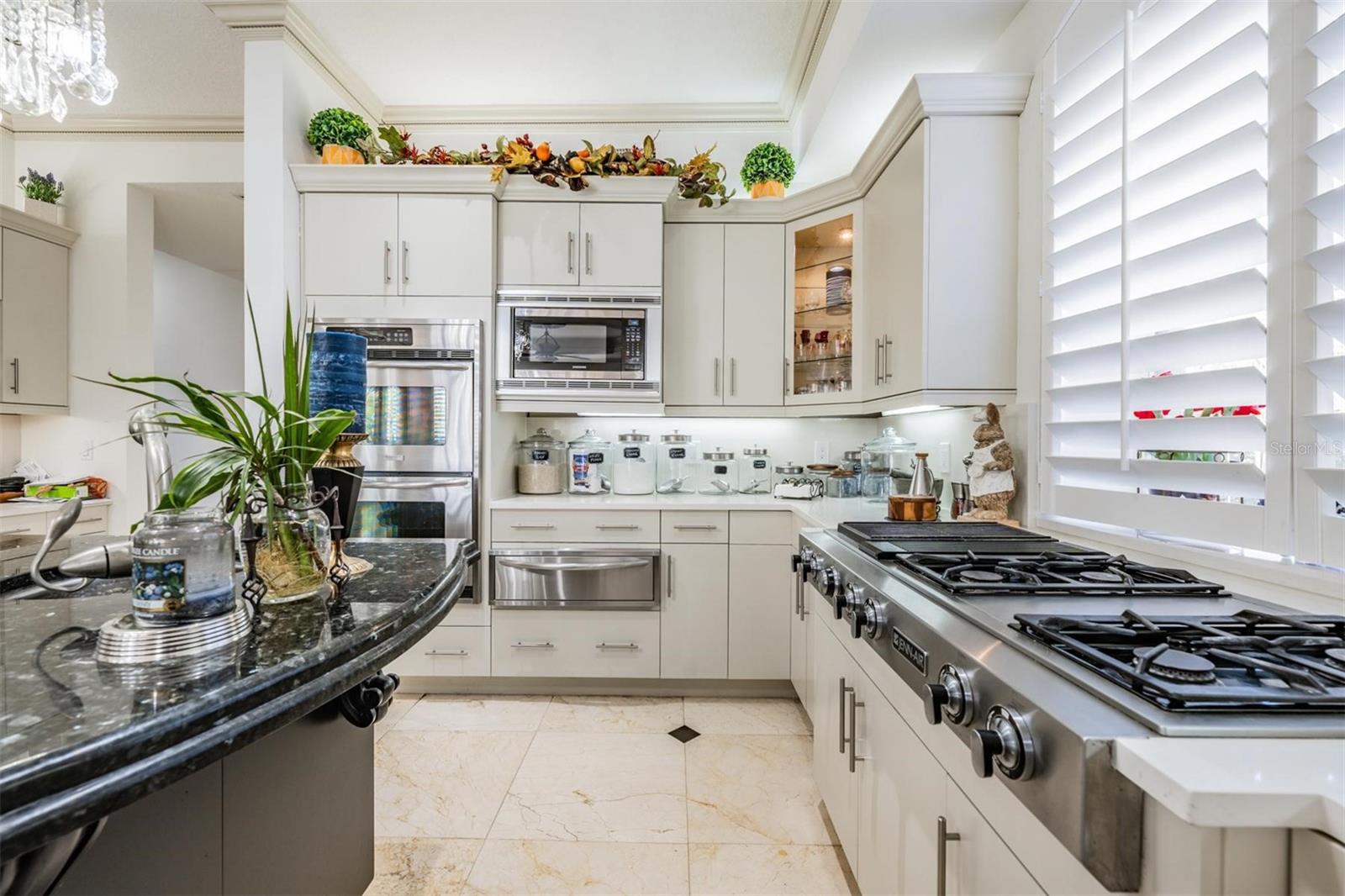 Listing photo id 10 for 10628 Pontofino Circle