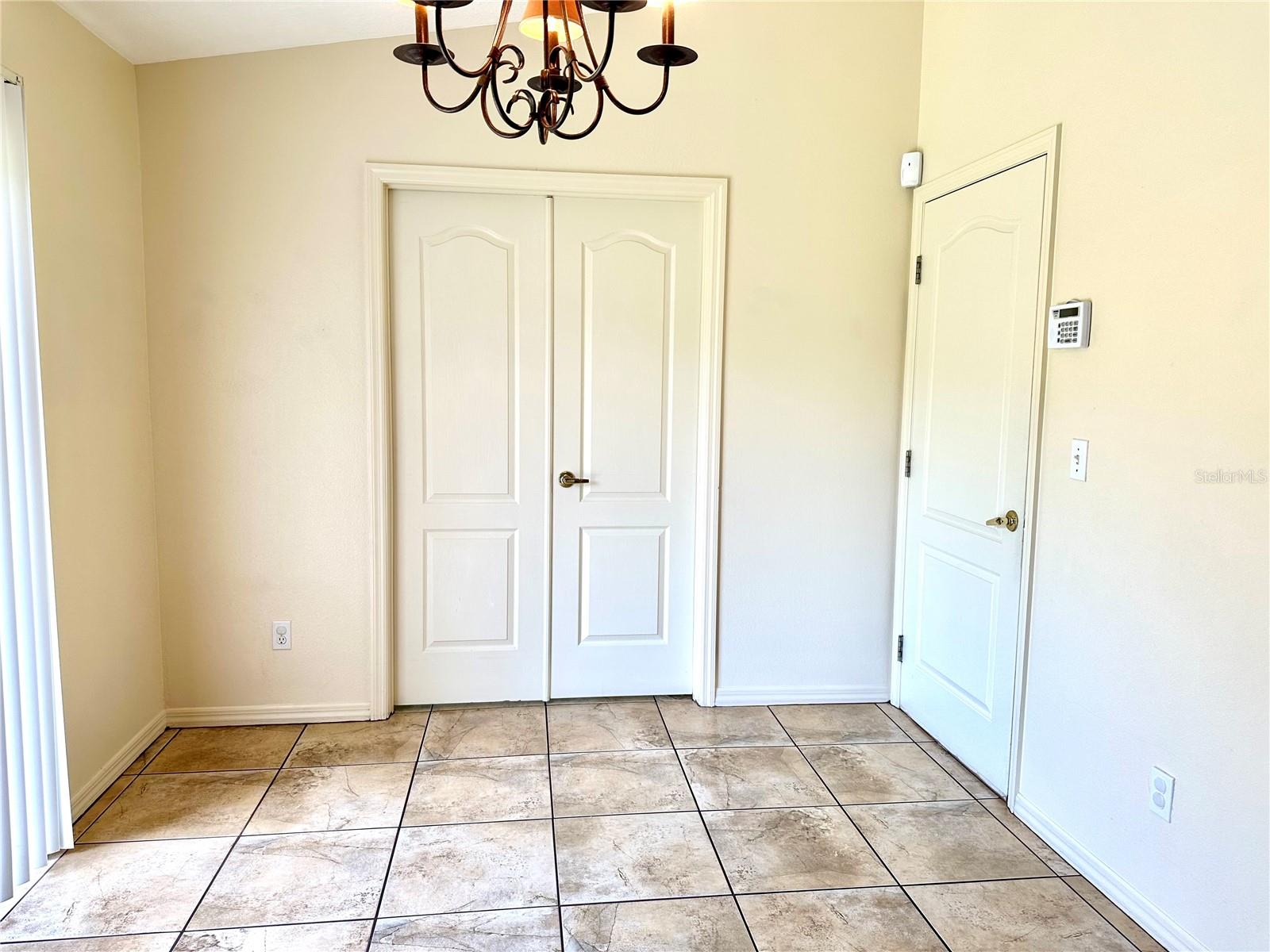 Listing photo id 12 for 4416 Redcoat Drive