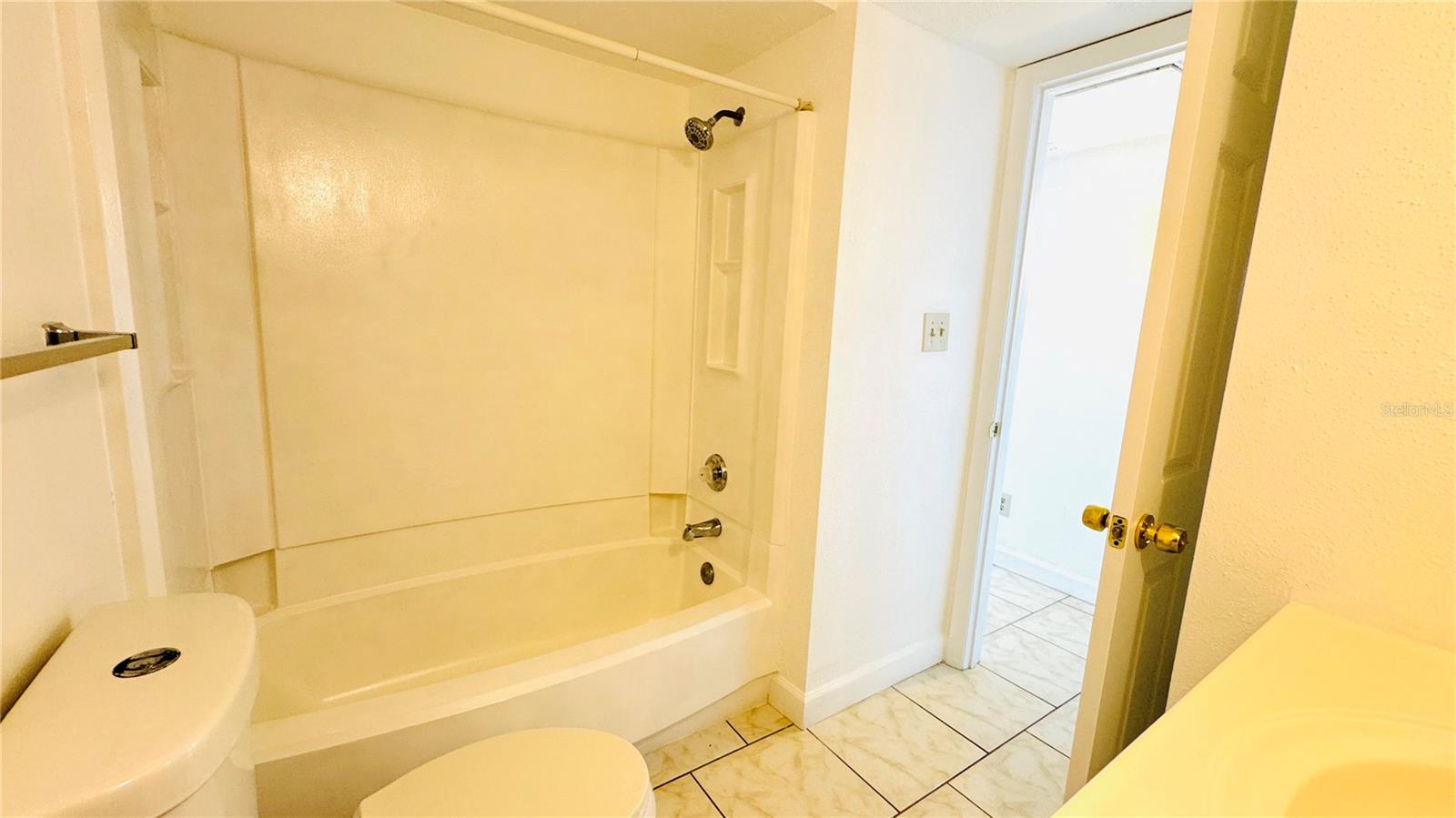 Image 24 of 30 For 2915 Winkler Avenue 811