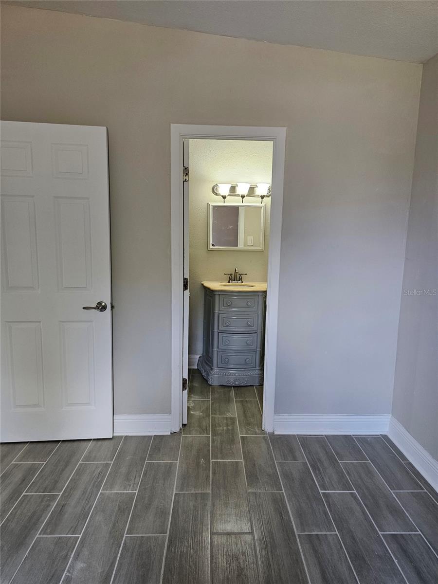 Image 3 of 20 For 1105 Teakwood Avenue