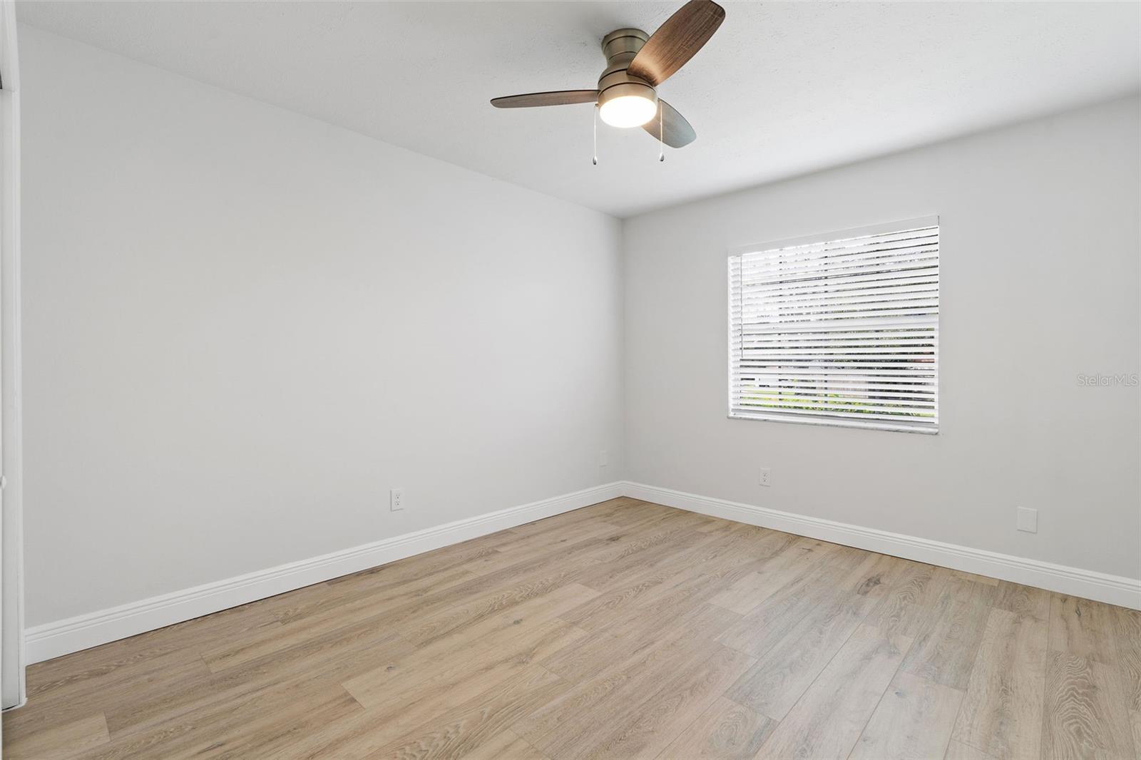 Listing photo id 19 for 5207 Burr Place