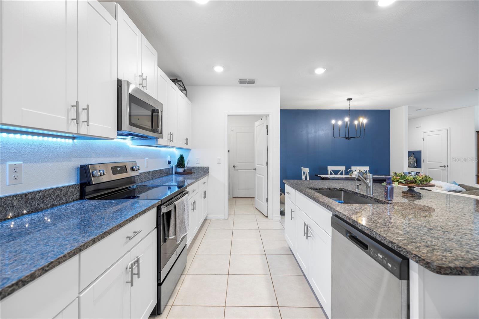 Listing photo id 10 for 9919 Aqua Miles Path