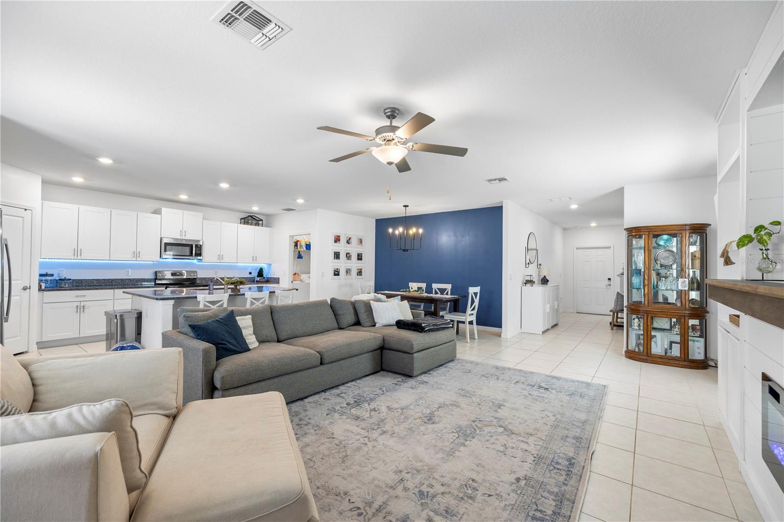 Listing photo id 3 for 9919 Aqua Miles Path