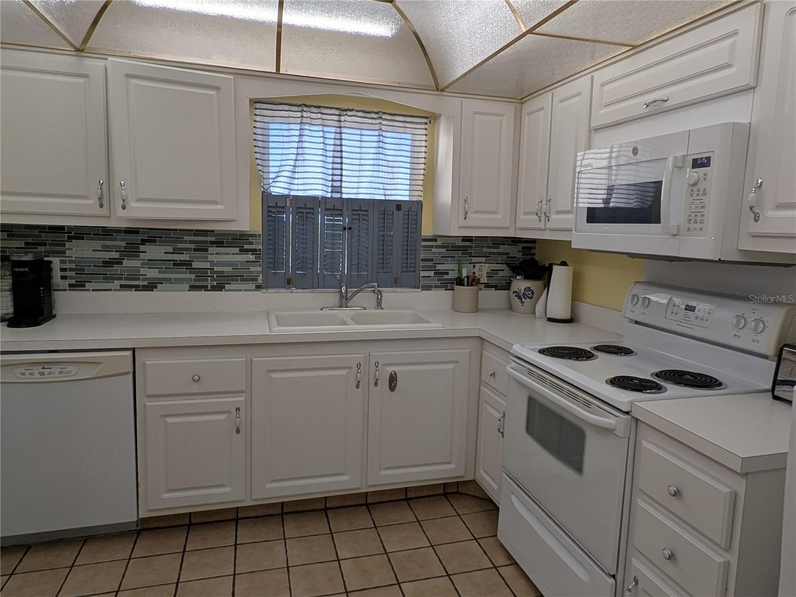 Image 8 of 11 For 4575 Cove Circle 904