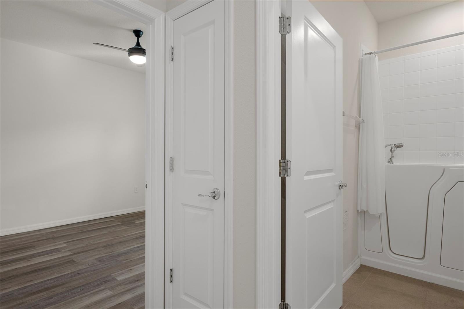 Image 32 of 50 For 12735 Eastpointe Drive